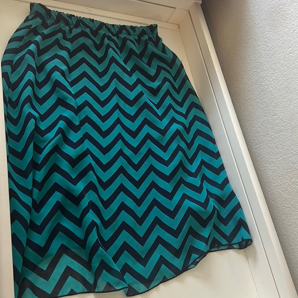 DOWNEAST woman’s Chiffon Pattered Blue flowy Skirt size medium